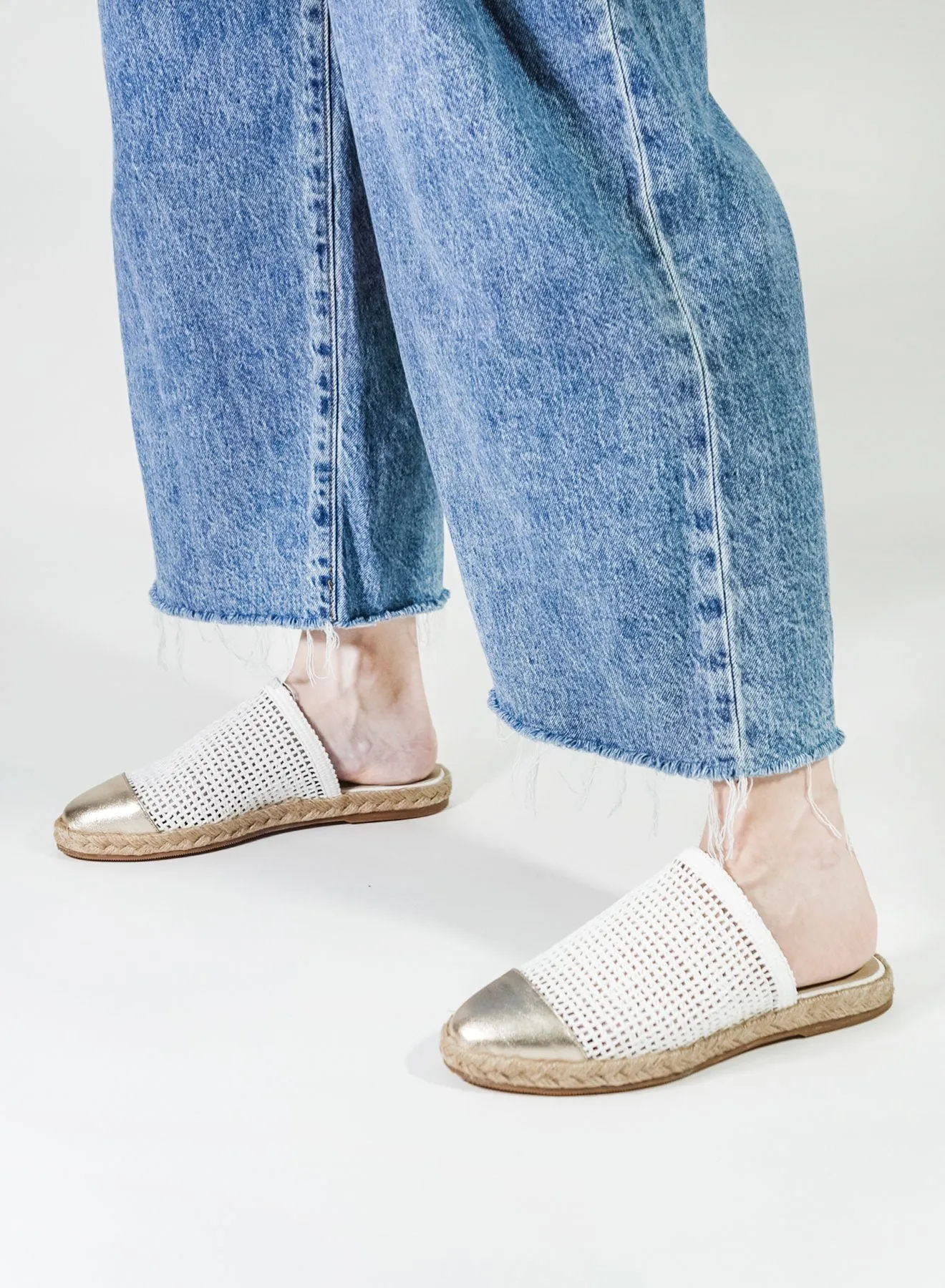 Kaanas Palau Fishnet Mule Espadrille- White With Gold